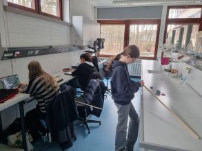 Mädchen im Labor
